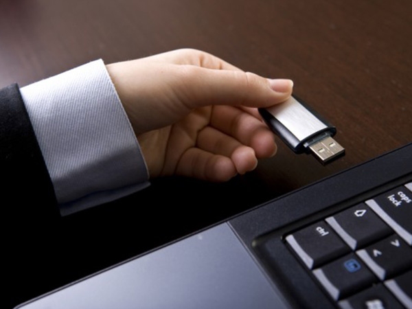 USB ડ્રાઈવ દ્વારા PC ને લોક અનલોક કરો USB ડ્રાઈવ દ્વારા PC ને લોક અનલોક કરો