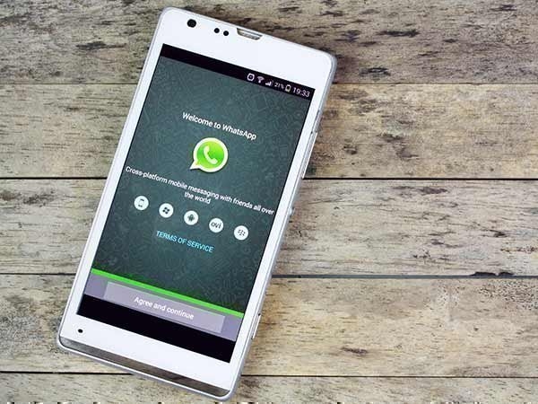 IOS માટે WhatsApp સ્થાન સ્ટીકર પરીક્ષણ કરે છે IOS માટે WhatsApp સ્થાન સ્ટીકર પરીક્ષણ કરે છે